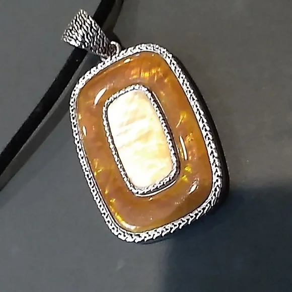 LIA SOPHIA || Mother of Pearl Inlay Pendant - Picture 4 of 14